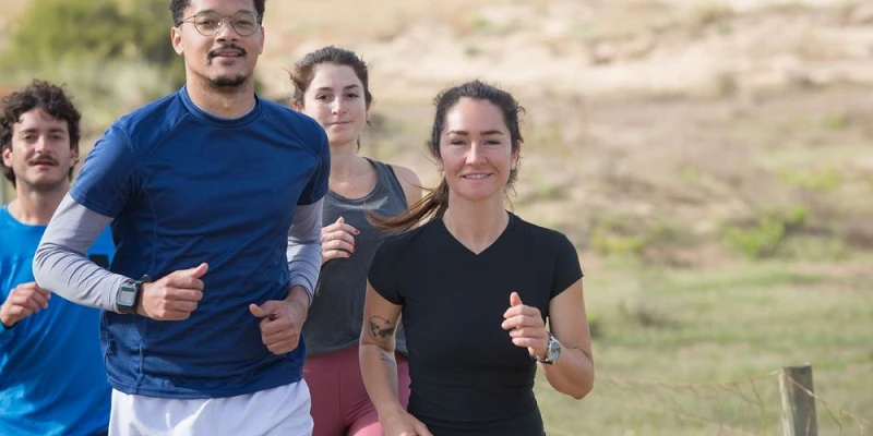 Grupo de Generación Z haciendo deporte, bienestar generación Z
